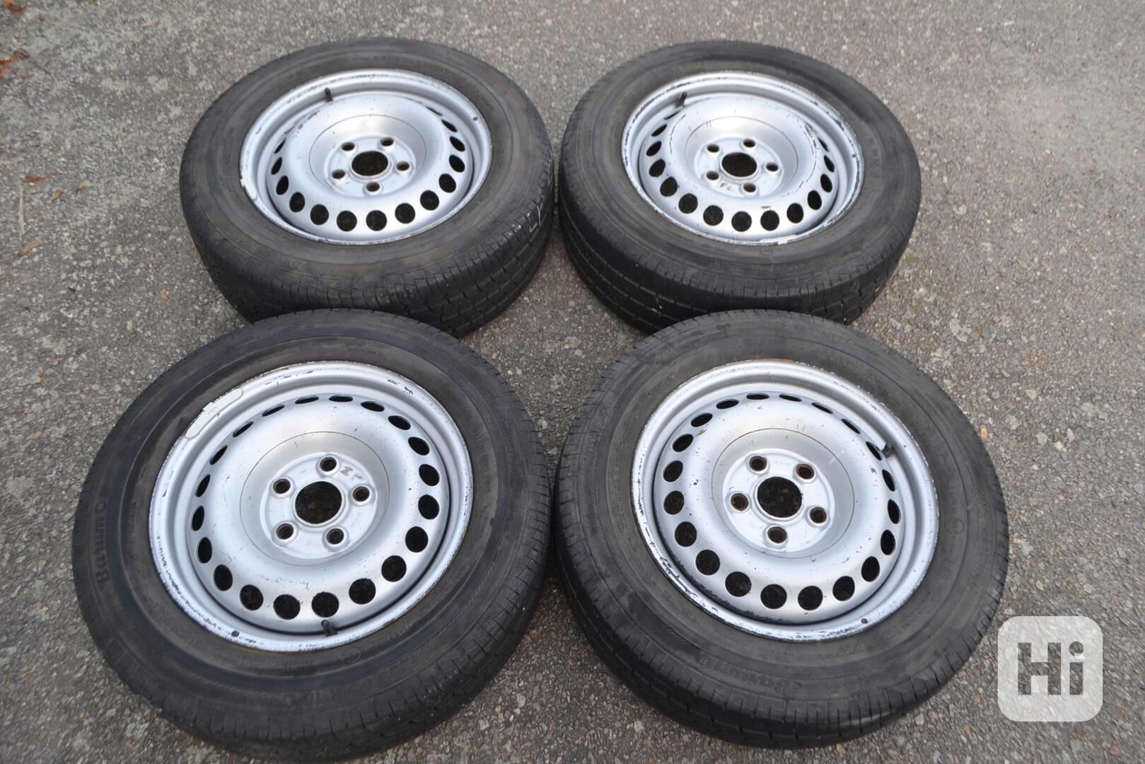 VW T5,T6 (6.1) - Sada pěkných letních kol 205/65R16C zánovní - foto 1
