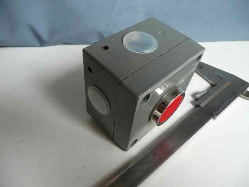 Tlačítka v kovové skříni - foto 2