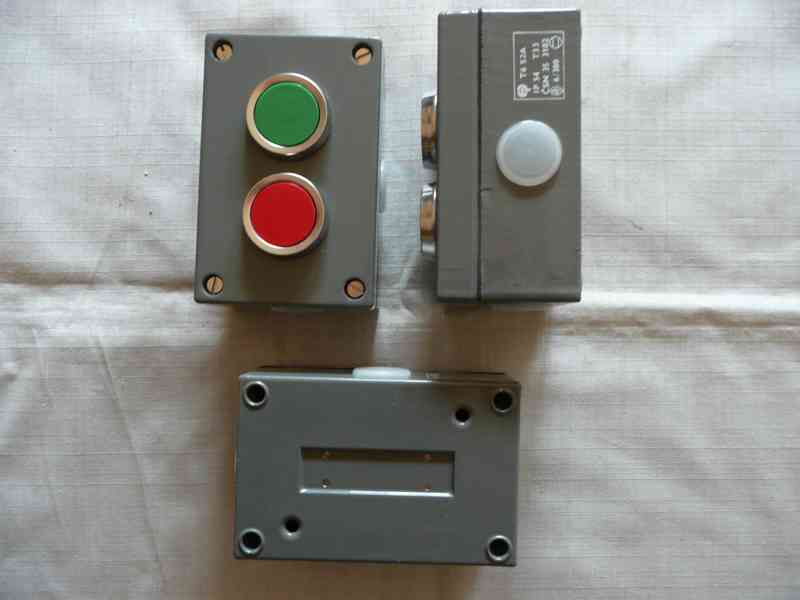 Tlačítka v kovové skříni - foto 6