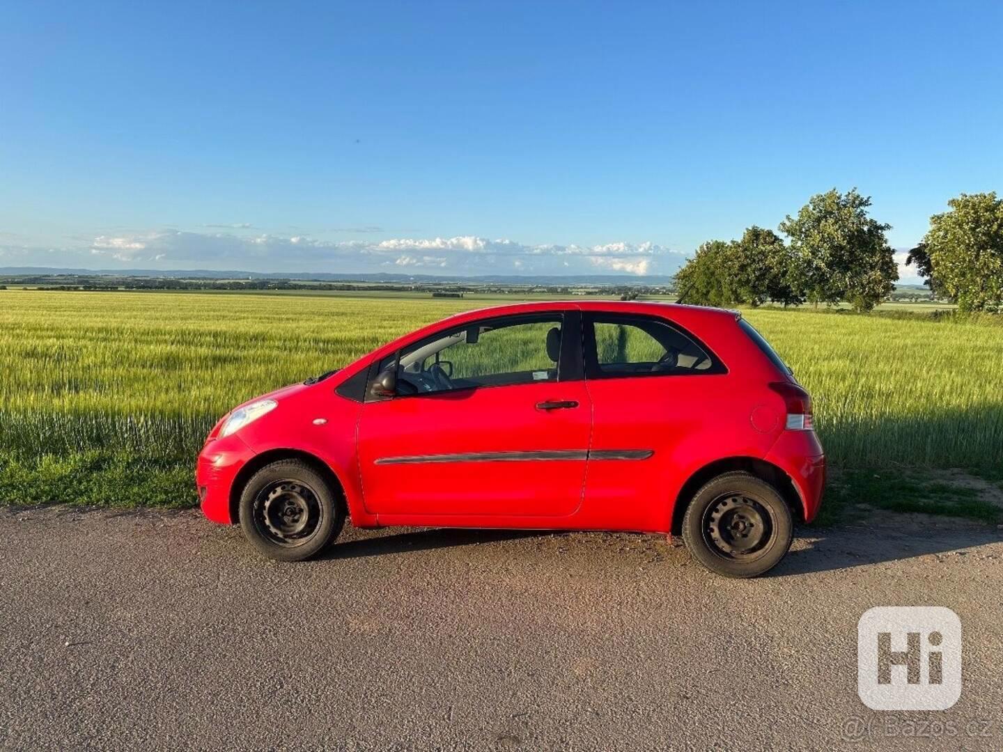 Toyota Yaris 1,0   120 tis. km, ideální první aut - foto 1