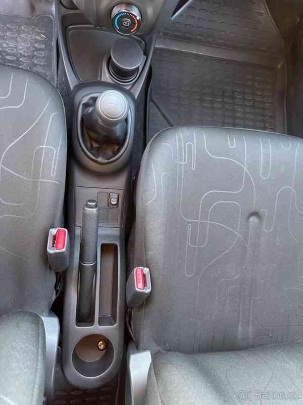 Toyota Yaris 1,0   120 tis. km, ideální první aut - foto 9