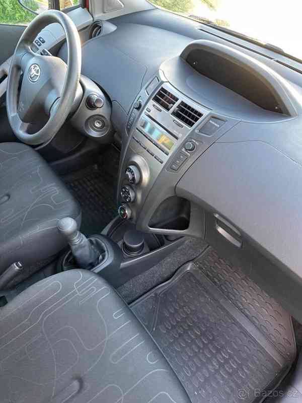 Toyota Yaris 1,0   120 tis. km, ideální první aut - foto 11