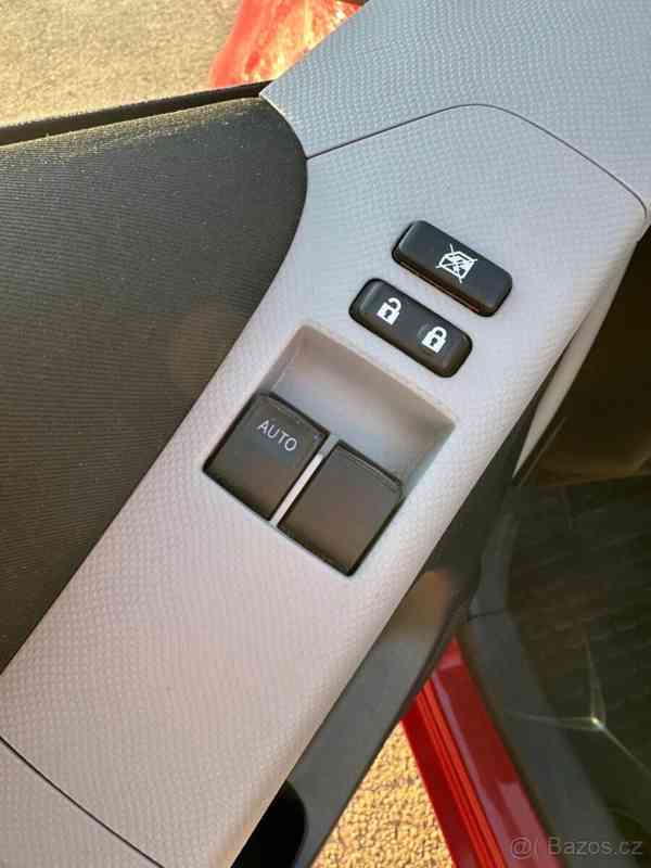 Toyota Yaris 1,0   120 tis. km, ideální první aut - foto 7