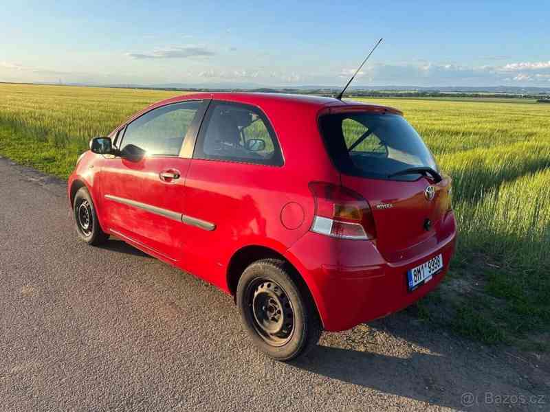 Toyota Yaris 1,0   120 tis. km, ideální první aut - foto 2