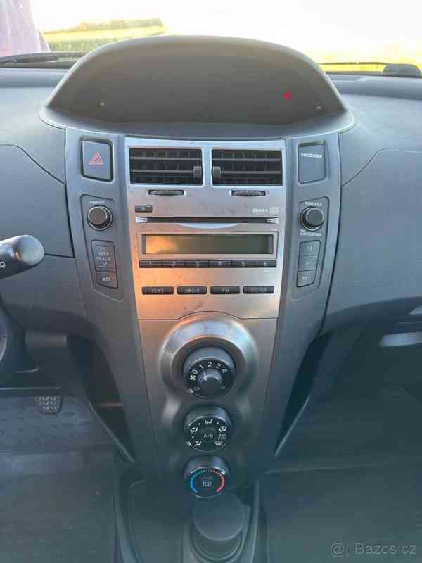 Toyota Yaris 1,0   120 tis. km, ideální první aut - foto 12