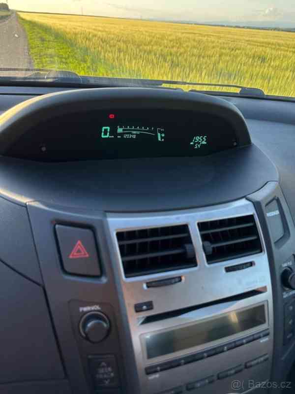 Toyota Yaris 1,0   120 tis. km, ideální první aut - foto 13