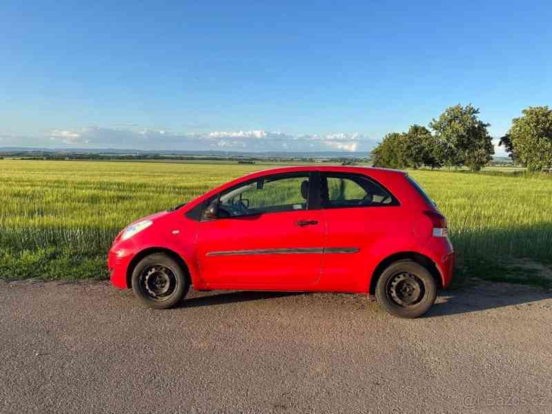 Toyota Yaris 1,0   120 tis. km, ideální první aut - foto 1