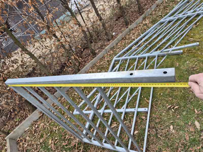 Venkovní ocelové schodiště – žárový zinek + tropické dřevo  - foto 8