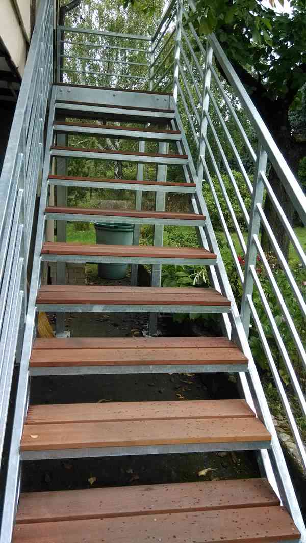 Venkovní ocelové schodiště – žárový zinek + tropické dřevo  - foto 2