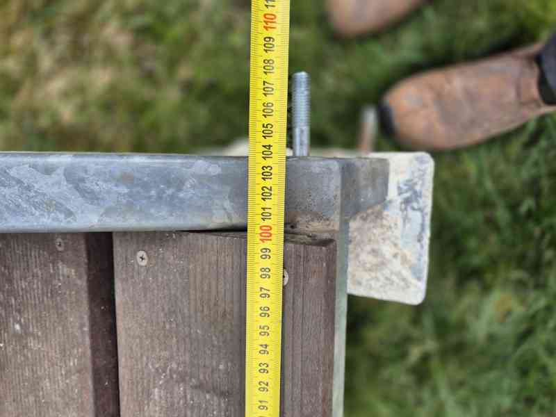 Venkovní ocelové schodiště – žárový zinek + tropické dřevo  - foto 3