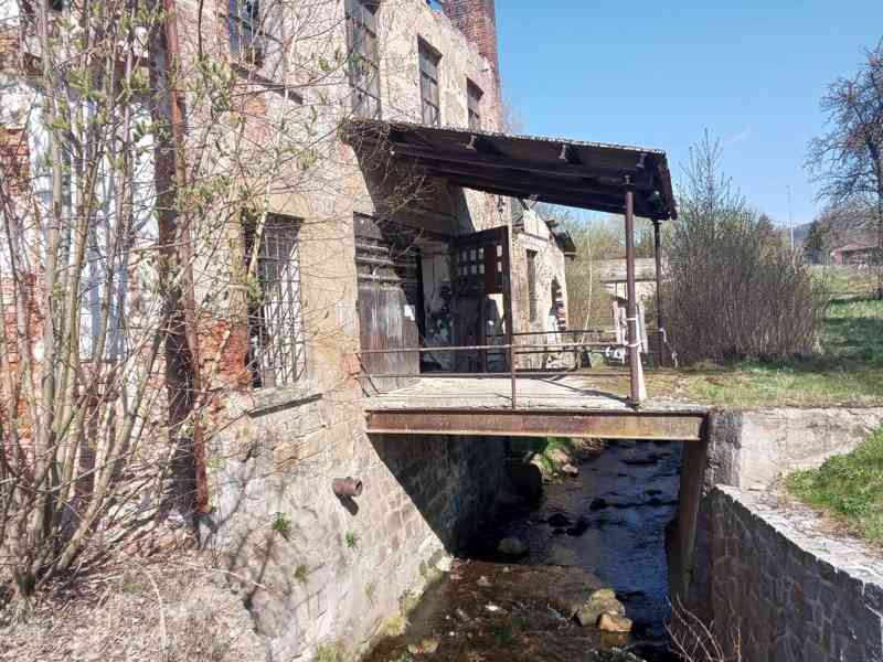 Prodej pozemků o celkové výměře 1401m2 s budovou ve Cvikově - foto 2