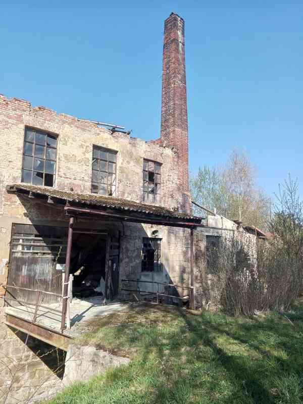 Prodej pozemků o celkové výměře 1401m2 s budovou ve Cvikově - foto 3