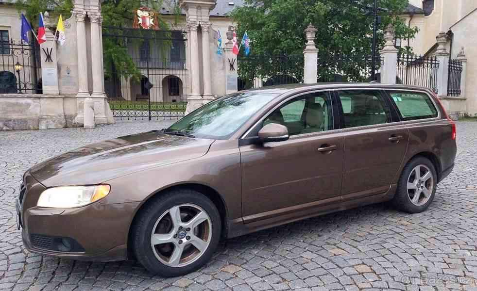 Volvo V70 2,4   D5, 2013, po STK - foto 12