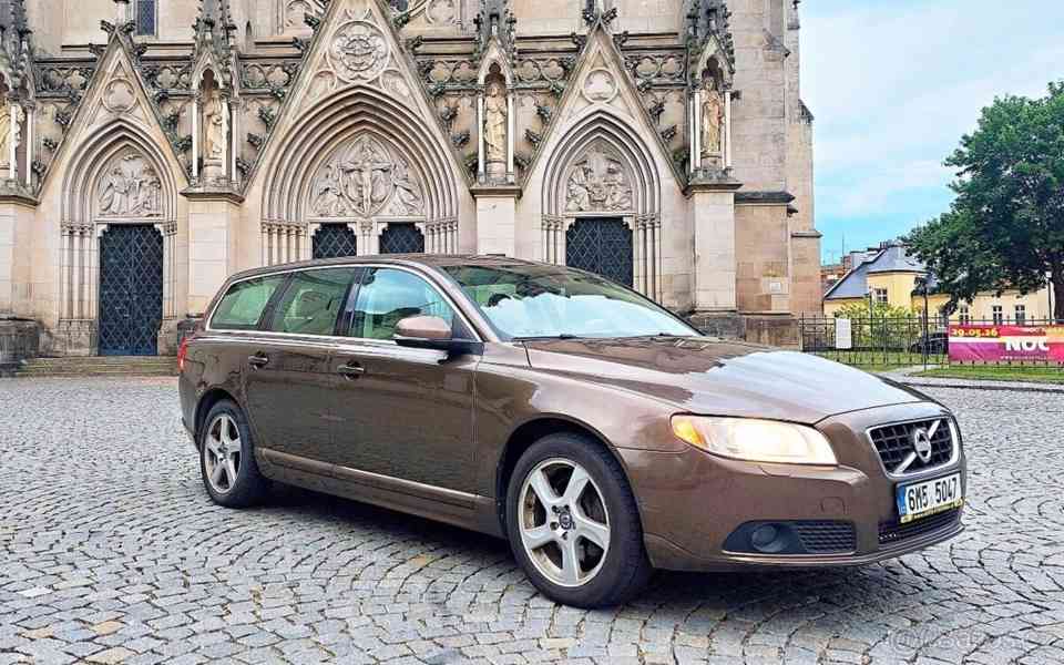 Volvo V70 2,4   D5, 2013, po STK - foto 14
