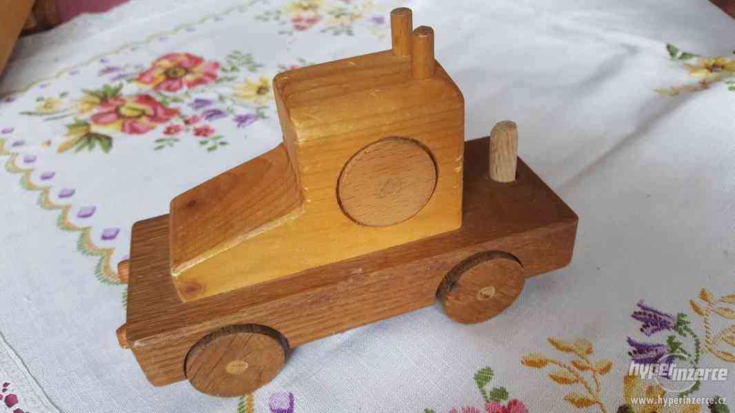 staré dřevěné auto s návěsem - foto 2