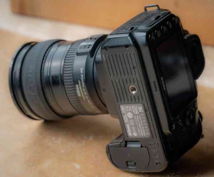 Nikon D90 + objektiv 18-200 mm - foto 2