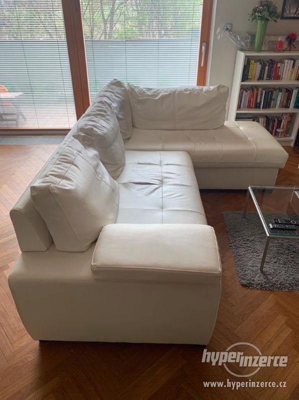 Rohová bílá koženková sedačka - 1.500 Kč - foto 1