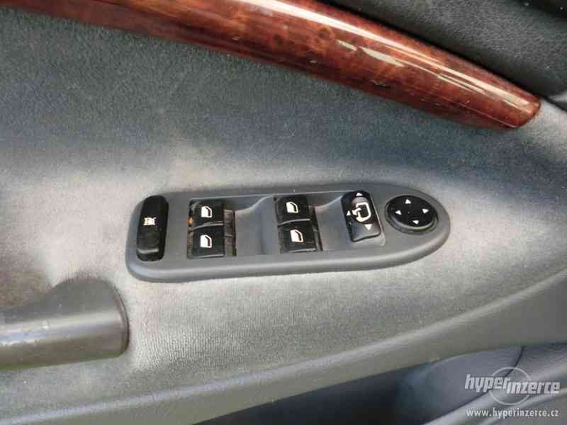 Citroën C5 2.2HDi, klima,serviska,ALU,tažné,xenony - foto 13