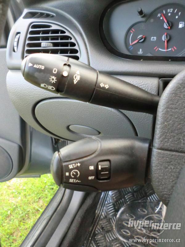 Citroën C5 2.2HDi, klima,serviska,ALU,tažné,xenony - foto 16