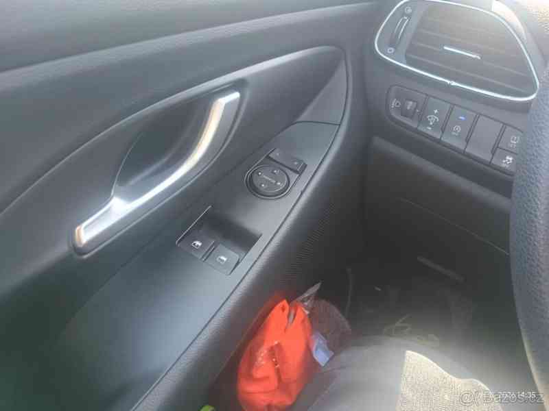 Hyundai i30 1,5   DPI, benzin, servisováno - foto 11