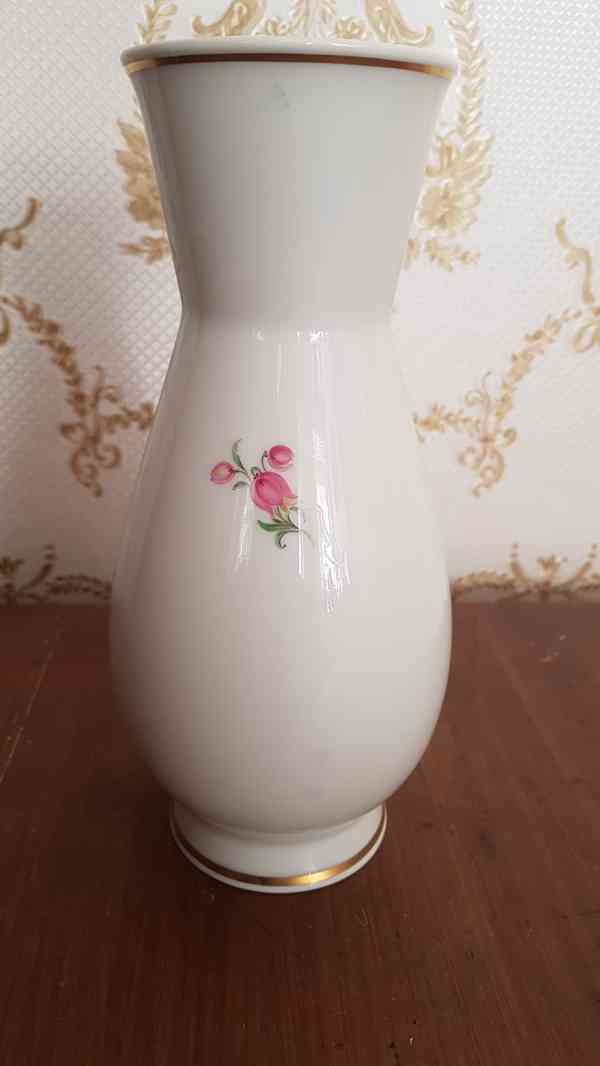 Starožitná váza Míšen bílá zdobená lučními květy - foto 2
