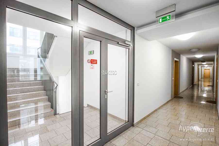Pronájem bytu 2+kk/balk. bez realitky. Rezidence Andel City. - foto 9