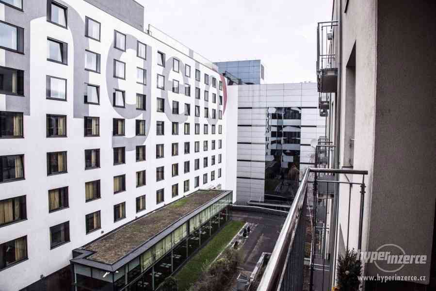 Pronájem bytu 2+kk/balk. bez realitky. Rezidence Andel City. - foto 11
