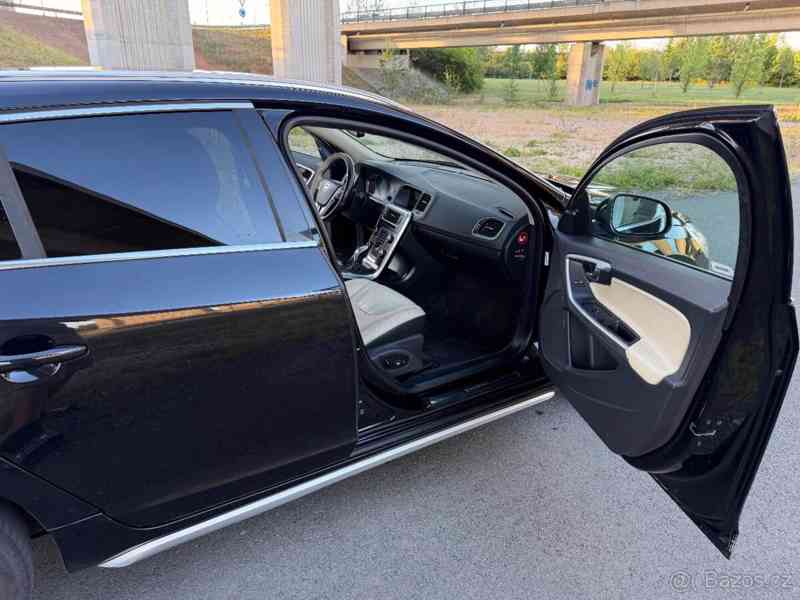 Volvo V60 2,4   D5 AWD 158kw - foto 7