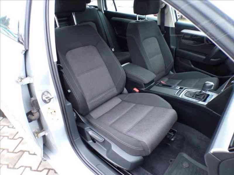 Volkswagen Passat 1,6 TDI DSG,NOVÉ ROZVODY - foto 15