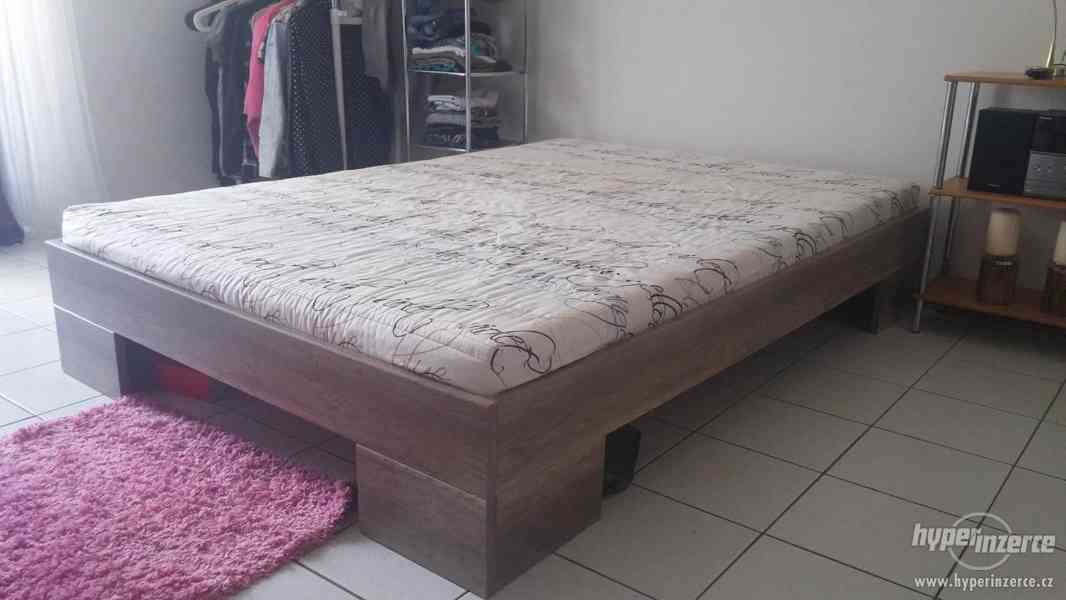 Prodám postel 140x200, vč. matrace a roštu - týden používaná - foto 2