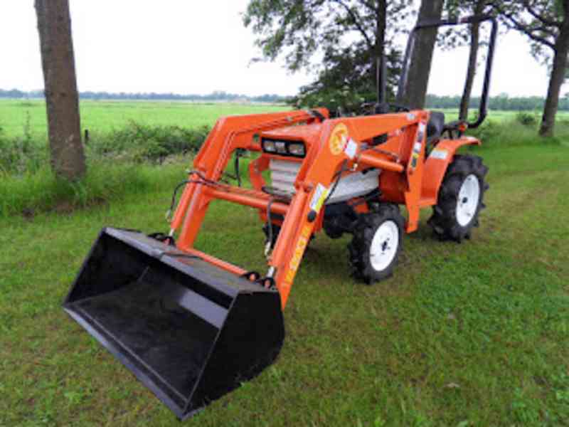 Traktor Kubota B1400 s čelným nakladačom - foto 2