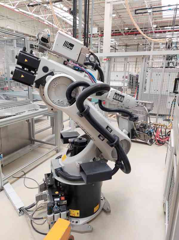Průmyslový robot KUKA KR30-3 - foto 1