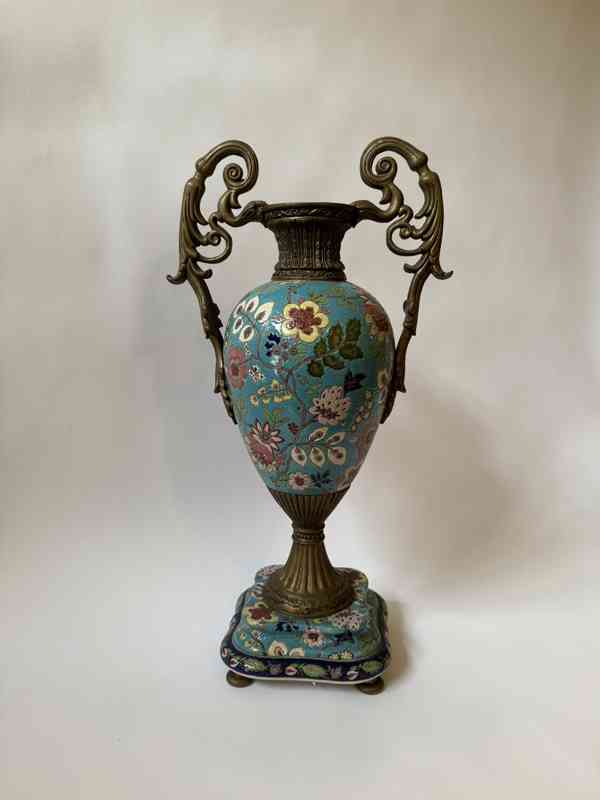 Porcelánová váza s květinovým dekorem