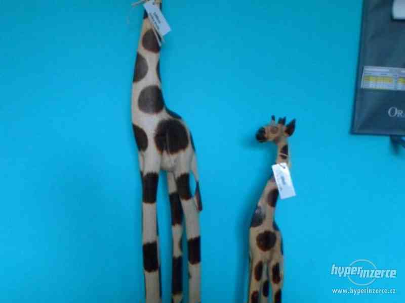 Dřevěná soška žirafy - foto 1