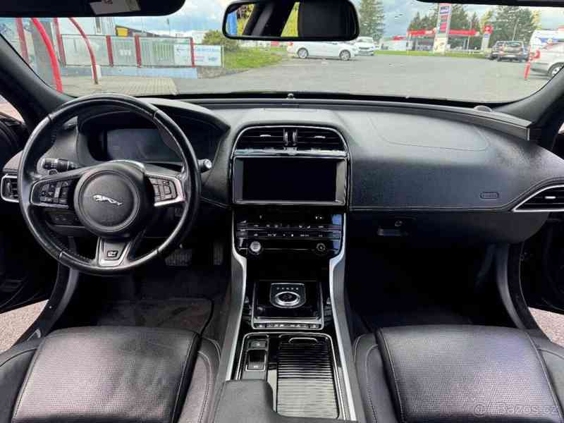 Jaguar XE 2,0   R-sport - foto 3