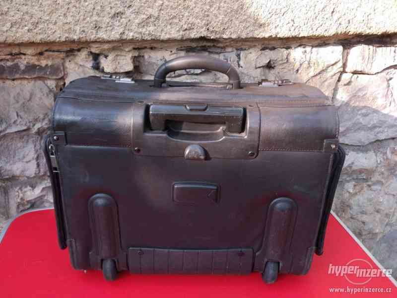 Prostorný kožený kufr na kolečkách, i pro notebook, s výsuvn - foto 8