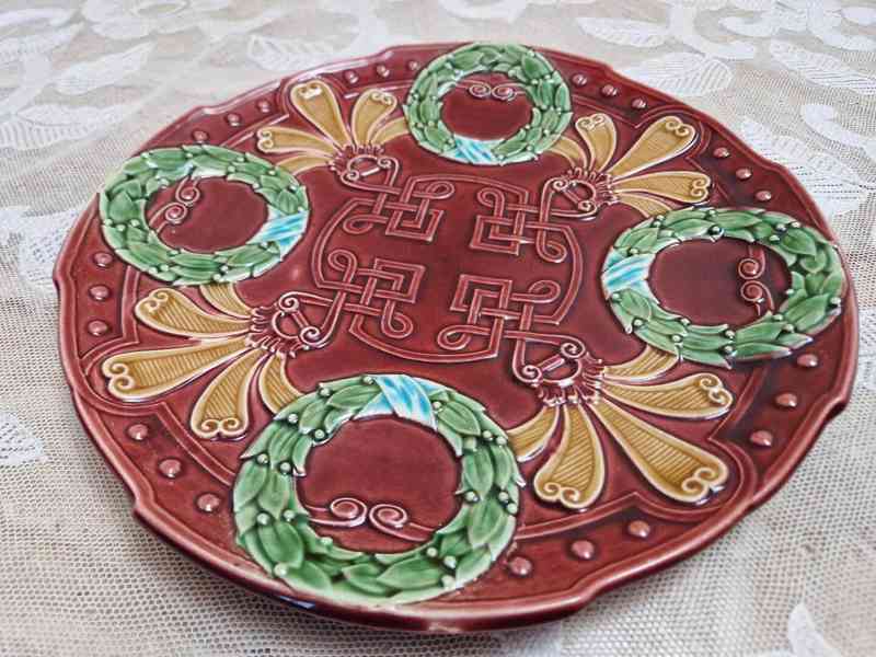 Krásný ručně malovaný plastický Talíř II Blansko Majolika  - foto 2