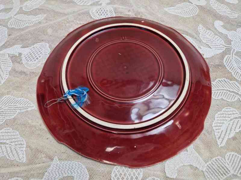 Krásný ručně malovaný plastický Talíř II Blansko Majolika  - foto 3