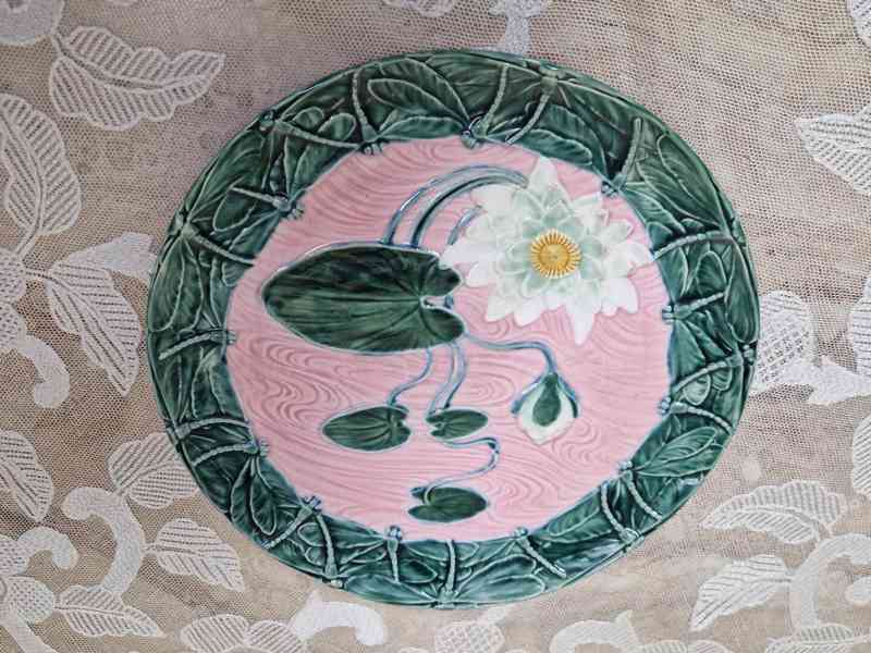 Krásný ručně malovaný plastický Talíř Blansko Majolika  - foto 2