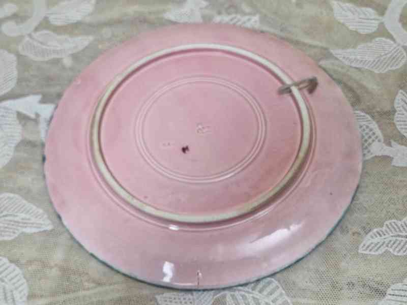 Krásný ručně malovaný plastický Talíř Blansko Majolika  - foto 5