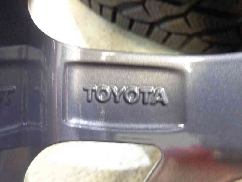 Toyota Yaris Cross nova zimna sada kol 215/55R17 - foto 7