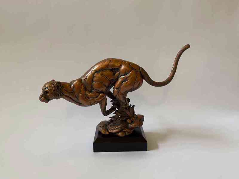 Gepard v běhu - socha
