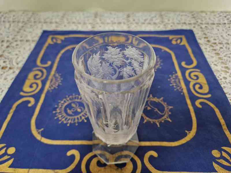 Krásná stará bohatě řezaná sklenice s Jeleny - foto 6