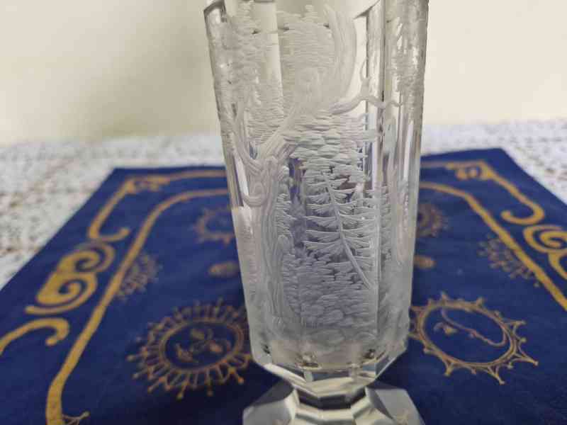 Krásná stará bohatě řezaná sklenice s Jeleny - foto 5