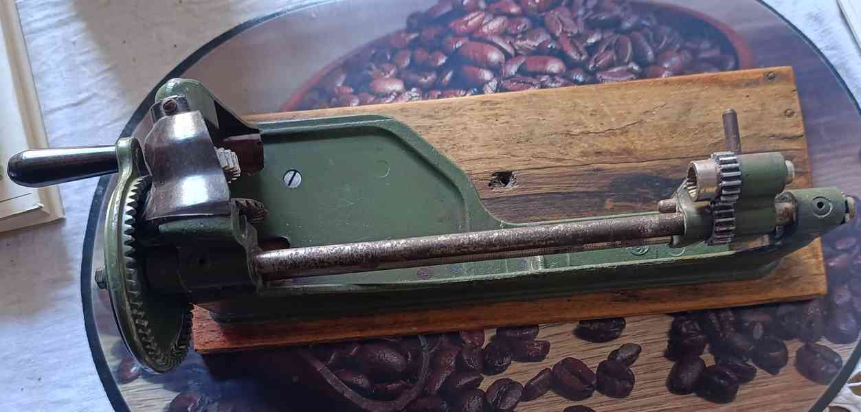 Retro mechanické ořezávátko na tužky - foto 5