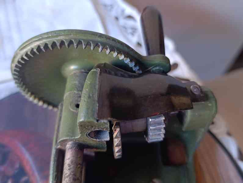 Retro mechanické ořezávátko na tužky - foto 3