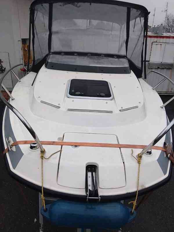 motorová loď QUICKSILVER ACTIV 555 CABIN - foto 8