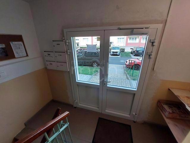 Prodej bytu 2+1 s balkonem, Nová Role, Husova ulice - foto 1