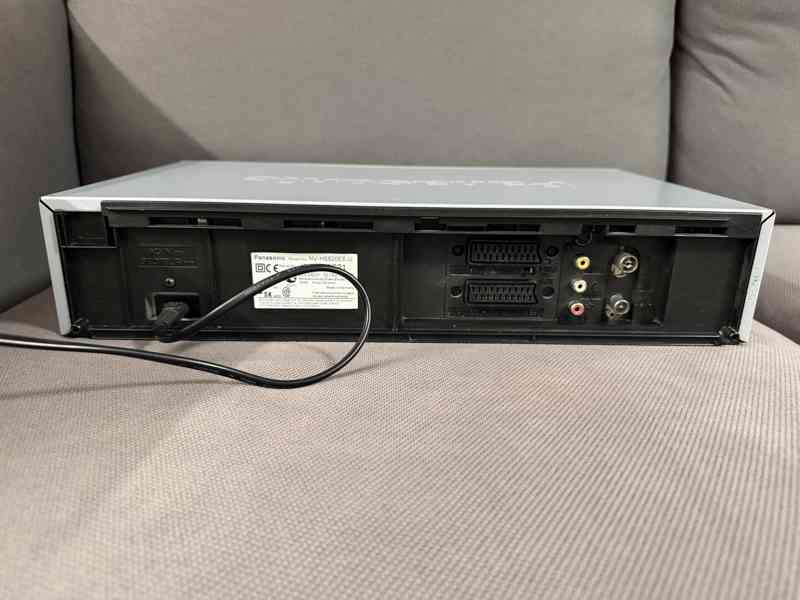 S-VHS videorekordér Panasonic NV-HS820, HIFI stereo, 6 hlav  - foto 2