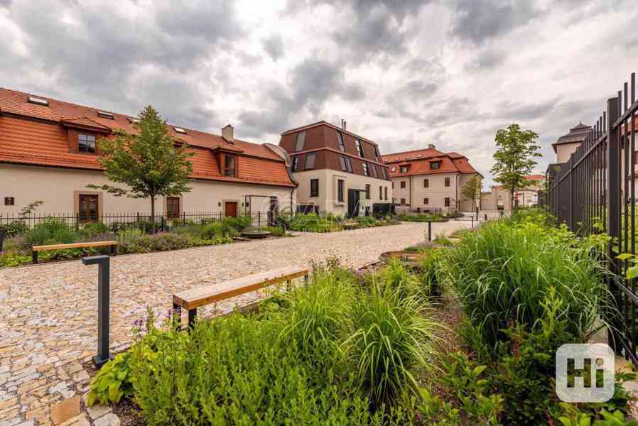 Výjimečný rodinný domek u Trojského zámku,  4+KK s předzahrádkou, sklepem a 2 garážovými stáními v r - foto 37